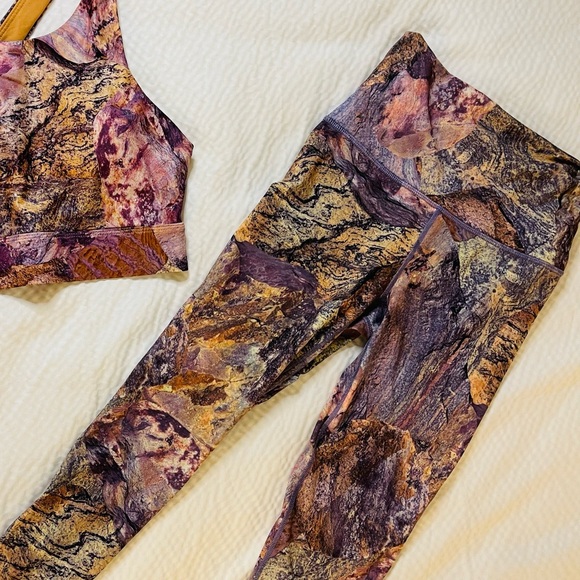 “Orchid Moonrock” Legging 🦄 Fabletics Define Ultra HW 7/8 Legging 🦄 - Picture 9 of 9